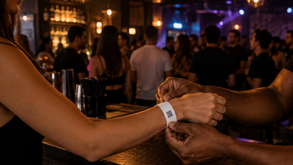 Bares já usam pulseiras de identificação para organizar a torcida na Copa 2026. Veja o que está acontecendo agora e como aplicar a mesma solução em qualquer evento.